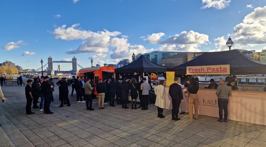 纳斯达克指数近期上涨并成功突破18400.00大关,现报18400.69,日内上涨幅度为0.63%