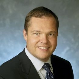 英伟达 2025 财年 Q4 营收 393.31 亿美元，超出市场预期的 380.45 亿美元，上年同期为 221 亿美元。